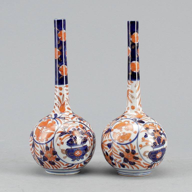 VASER, ett par, porslin, Japan. Sekelskiftet 1900.