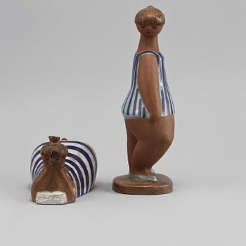 FIGURINER, 2 st, stengods, ur "ABC-flickorna", Lisa Larson, Gustavsberg, 1900-talets andra hälft.