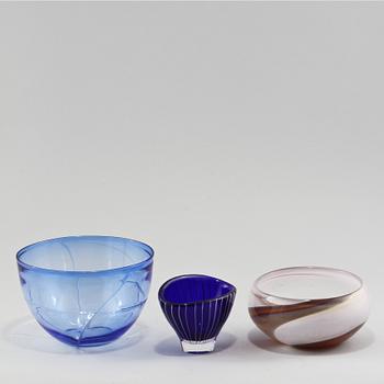 SKÅLAR, 3 st, glas, Vicke Lindstrand, Hannelore Dreutler och Bertil Vallien, 1900-tal.