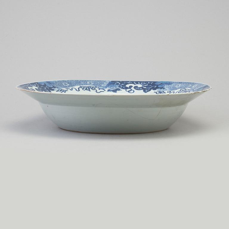 A blue and white wash basin, Qing dynasty, Qianlong (1736-95).