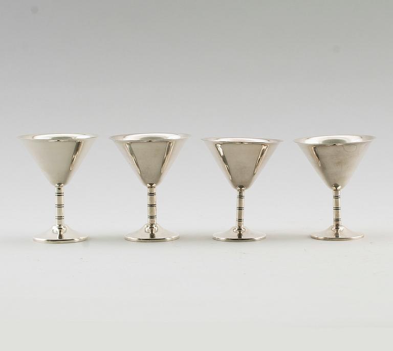 SHAKER OCH COCKTAILGLAS, 13 delar, nysilver, bl a Tesi, 1900-talets mitt.