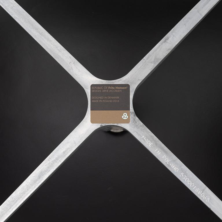 Arne Jacobsen, fåtölj med fotpall, "Ägget", Fritz Hansen, Danmark, 2016.