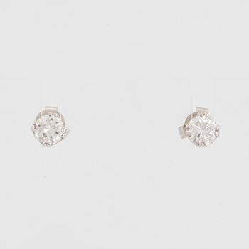 Briliant-cut diamond stud earrings.