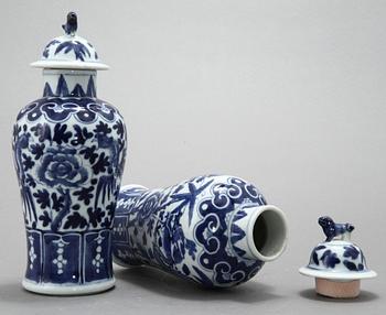 URNOR MED LOCK, ett par, porslin, Kina, 1800-tal.
