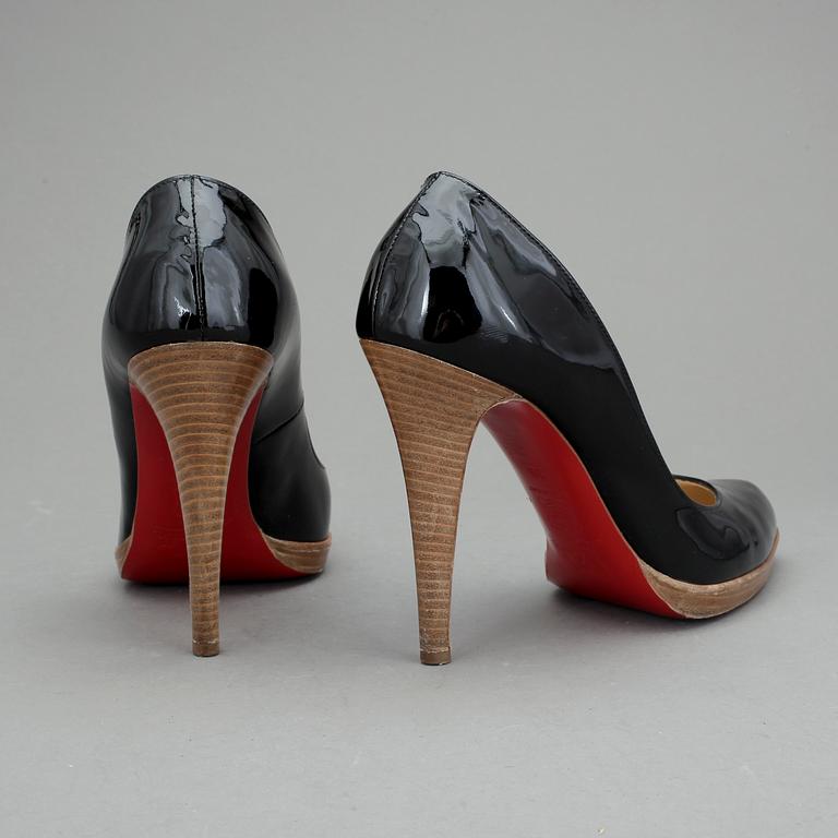 SKOR, ett par pumps, Christian Louboutin.