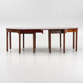 An English mahogany veneered George III style dining table, 19th Century.