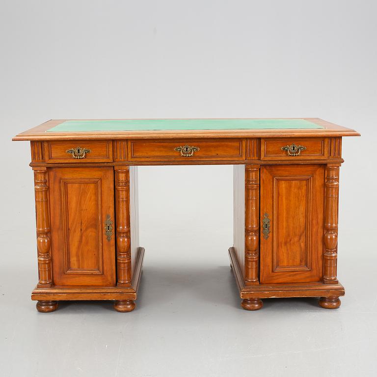 SKRIVBORD. Nyrenässans. 1800-talets slut.