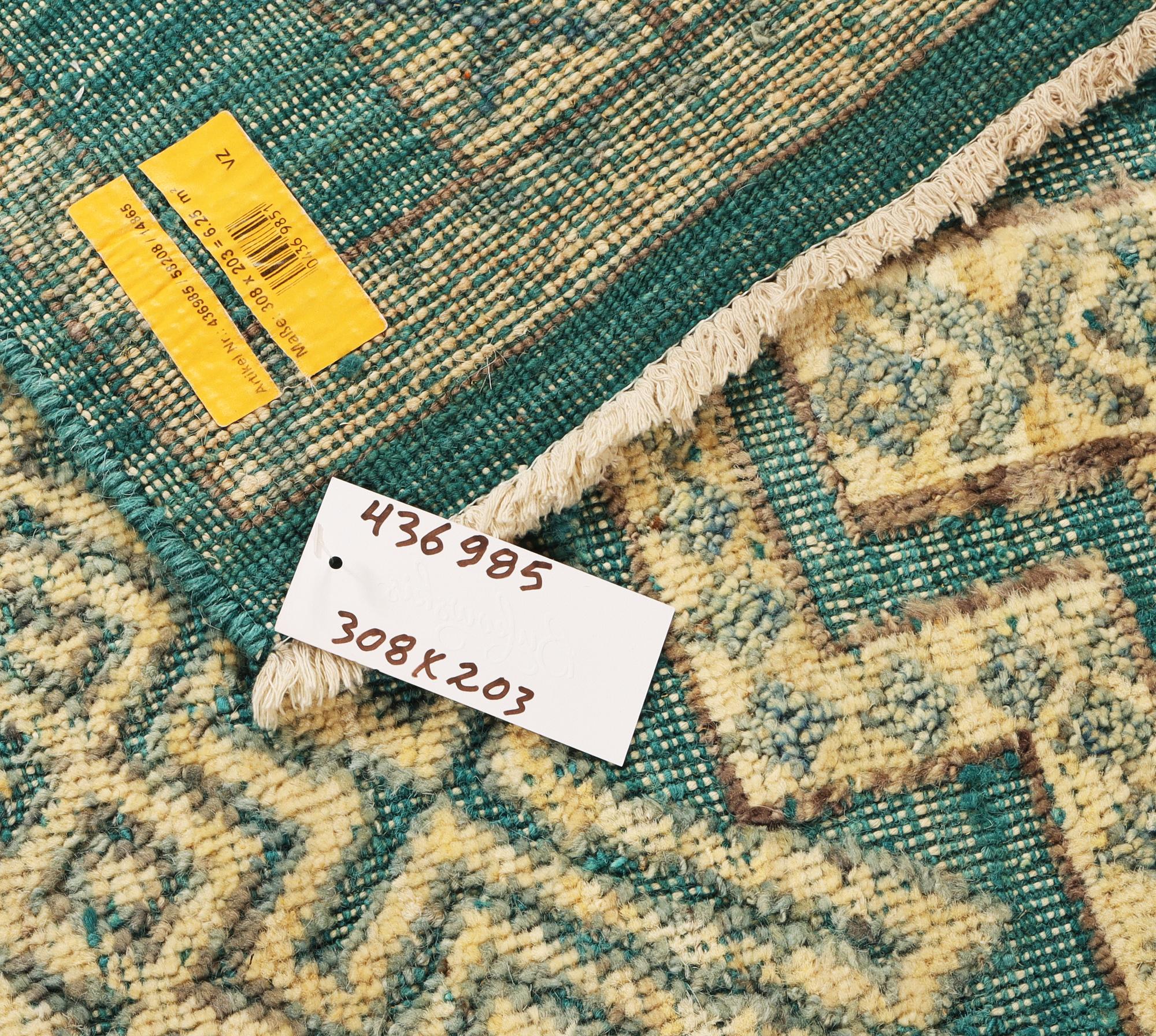 Matta, orientalisk med mönster i relief, ca. 308 x 203 cm.