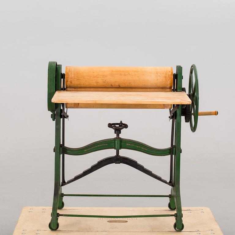 A CAST IRON MANGLE FROM NORRAHAMMARS BRUK, around 1900.