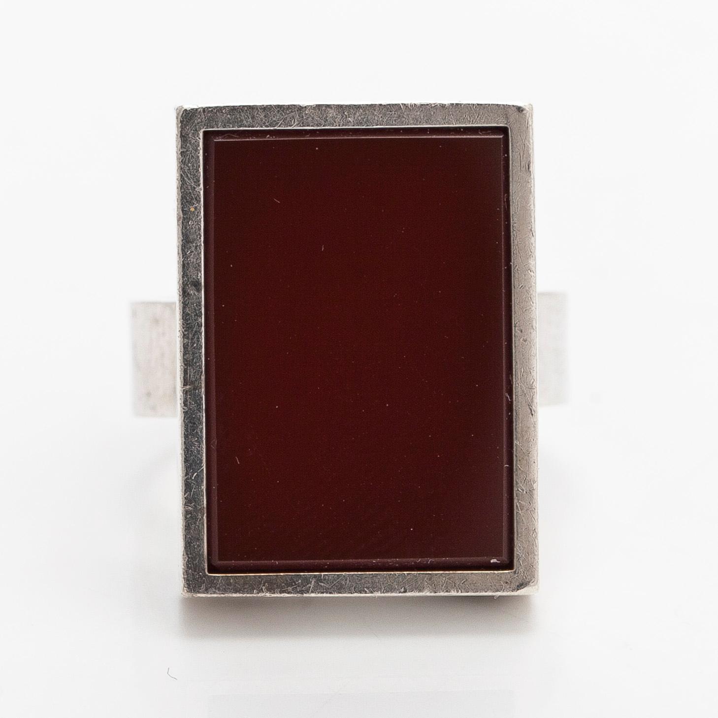 Elis Kauppi, sormus, hopeaa ja karneoli. Kupittaan Kulta, Turku 1971.