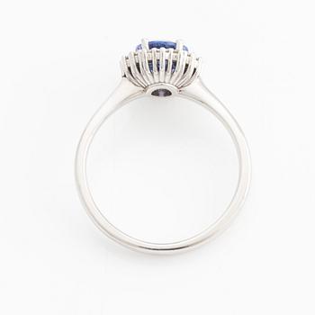 Ring in 18K gold with a faceted tanzanite and round brilliant-cut diamonds.