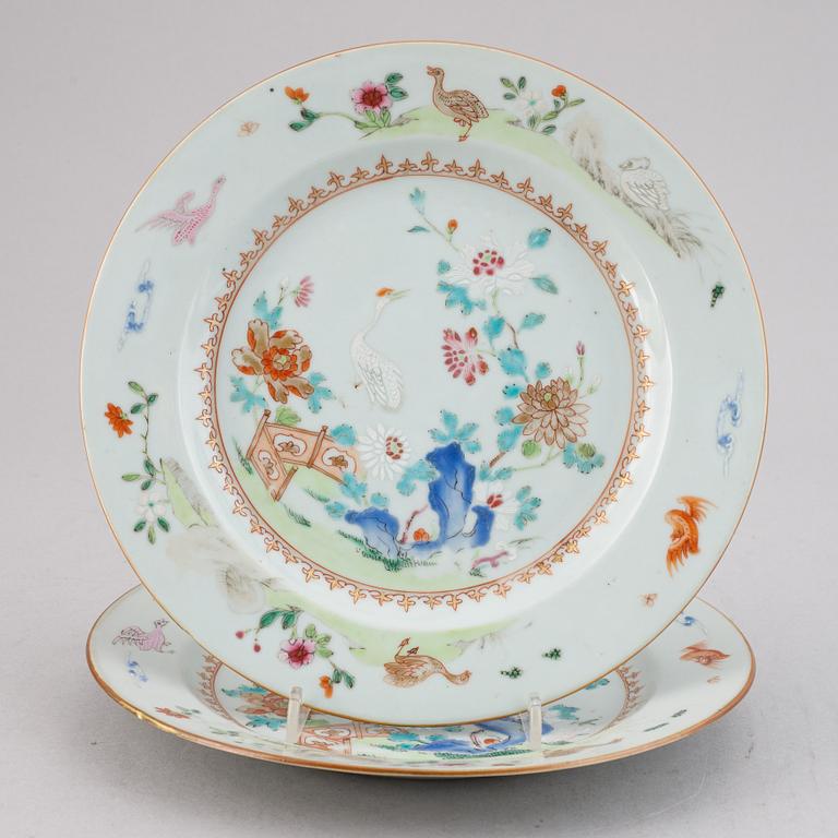 19 famille rose and imari export porcelain plates, Qing dynasty, Qianlong (1736-95).