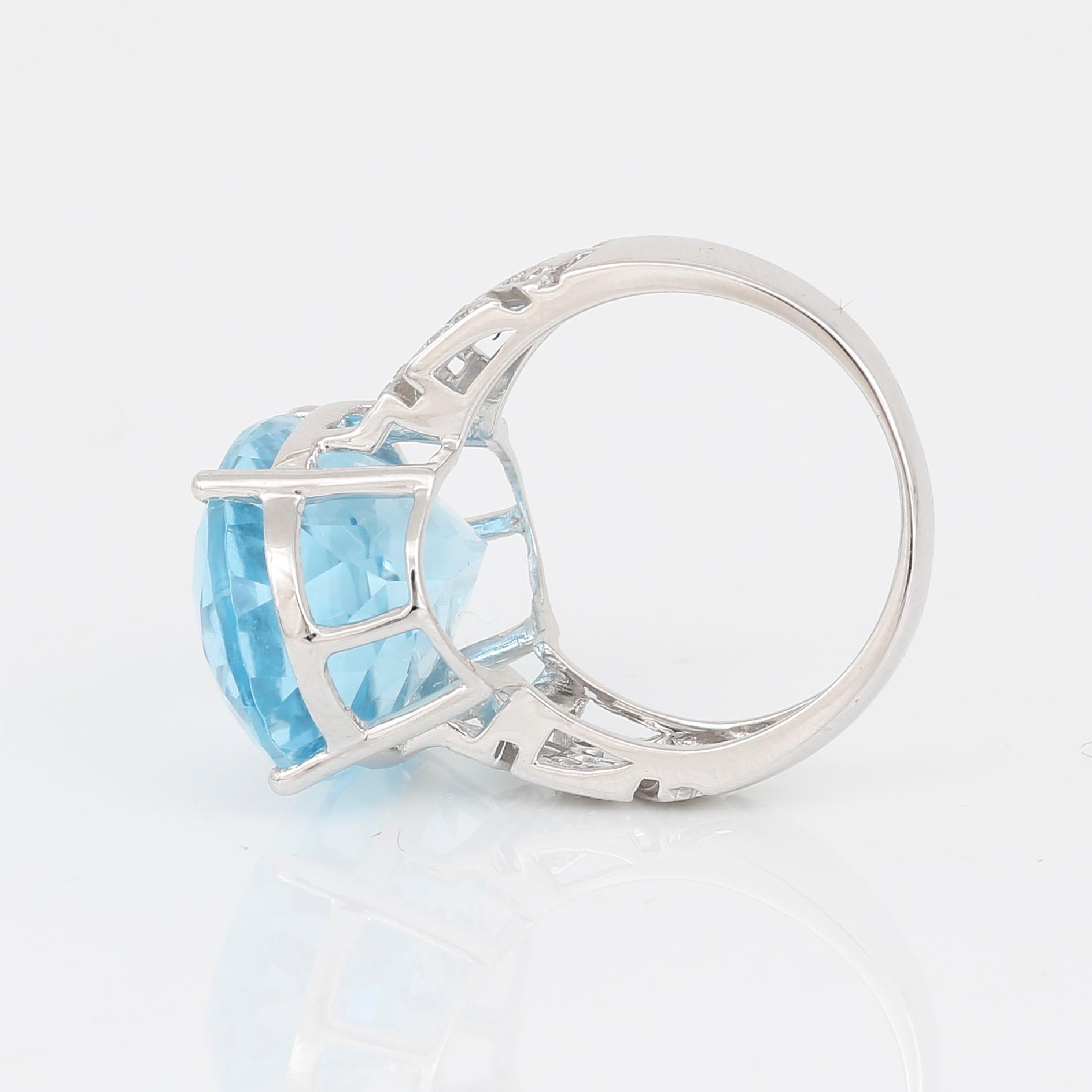 COCKTAILRING, 14K vitguld med ovalslipad blå topas, tot ca 15,82 ct, och åttkantslipade diamanter. Total vikt ca 6,39 g.