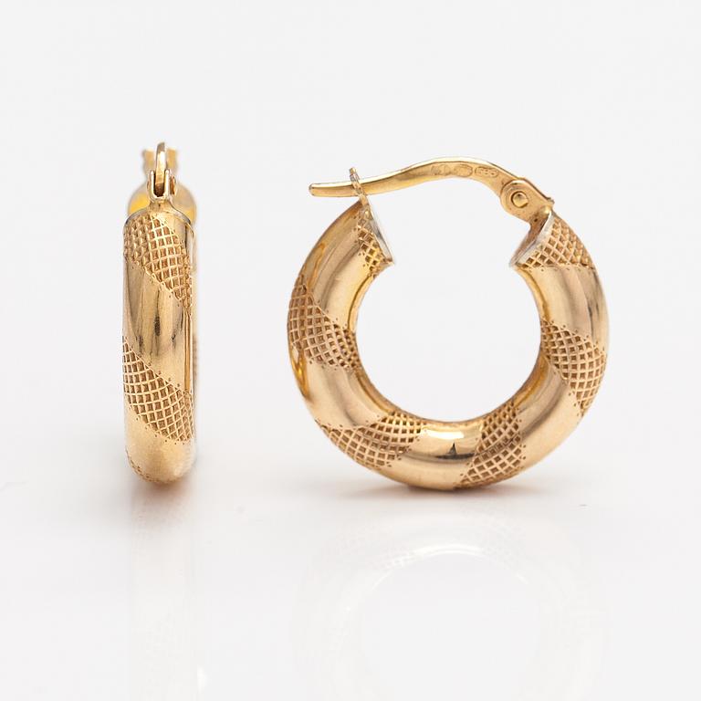 A pair of 14K ogld earrings. Unoaerre, Italy.