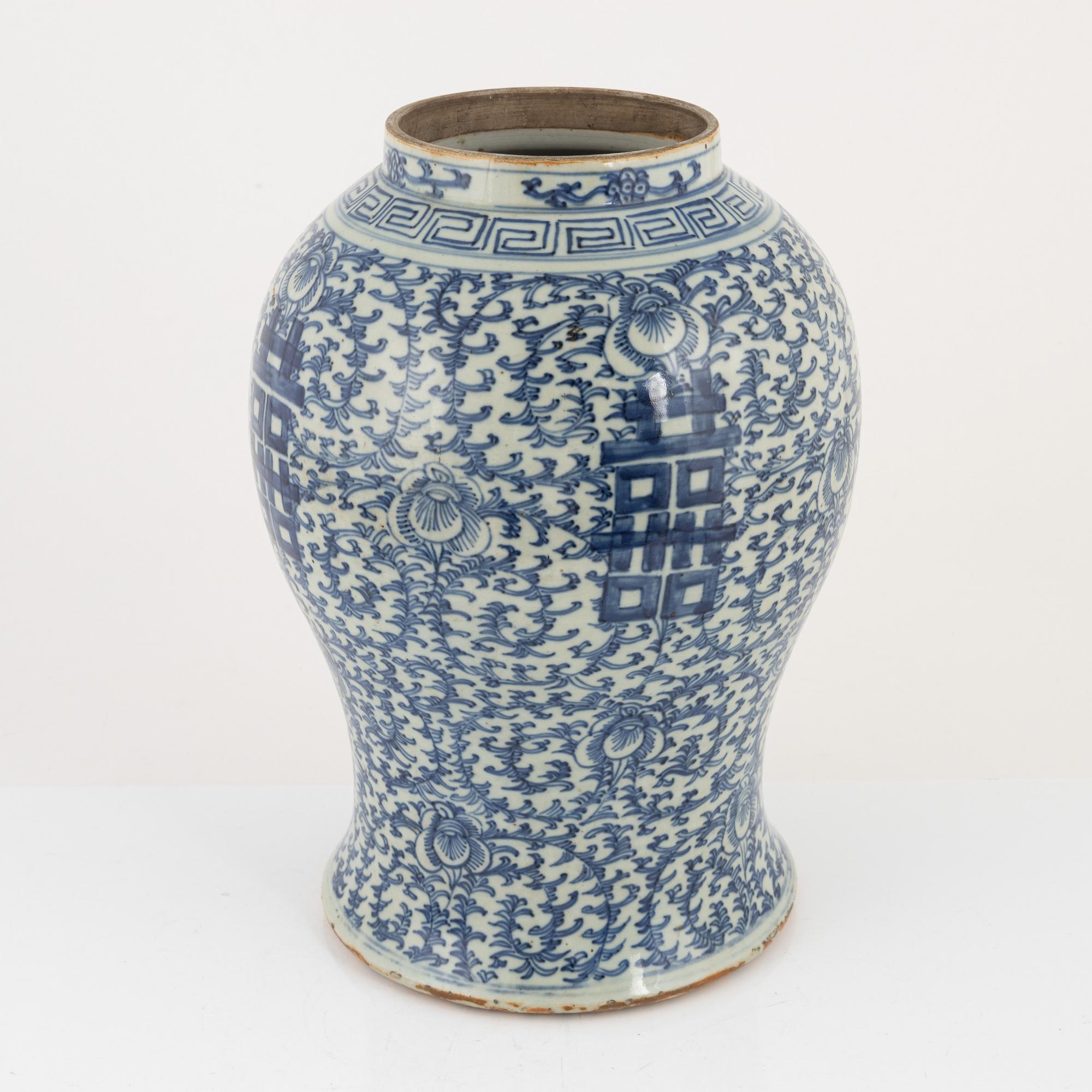 A blue and white lidded urn, China, Qing dynasty, 19th century.