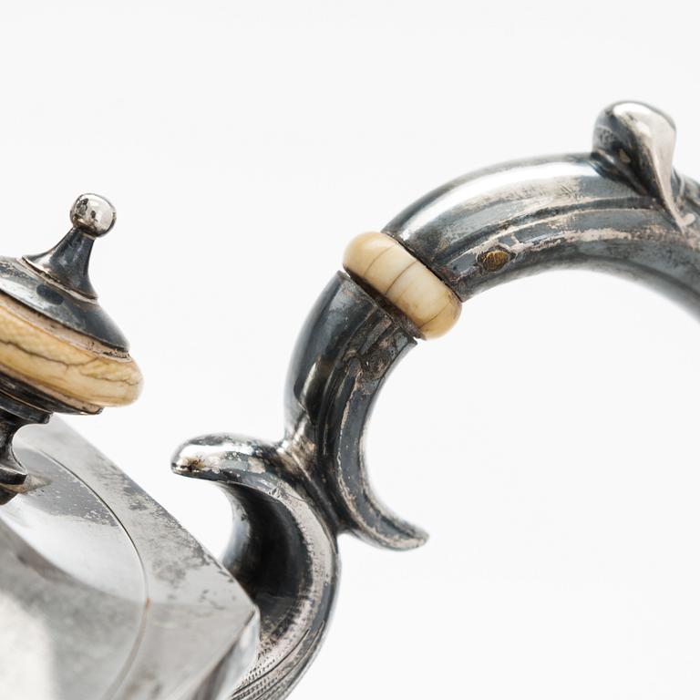 Samovar, silver, S:t Petersburg 1875. Oidentifierad mästarstämpel.