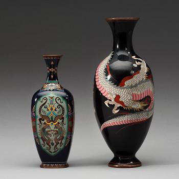 VASER, två stycken, cloisonné. Japan, Meiji (1868-1912).