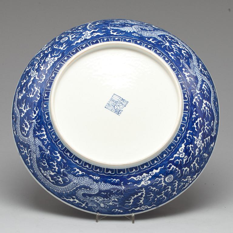 SKÅLFAT, porslin. Kina 1900-tal. Märkt undertill.