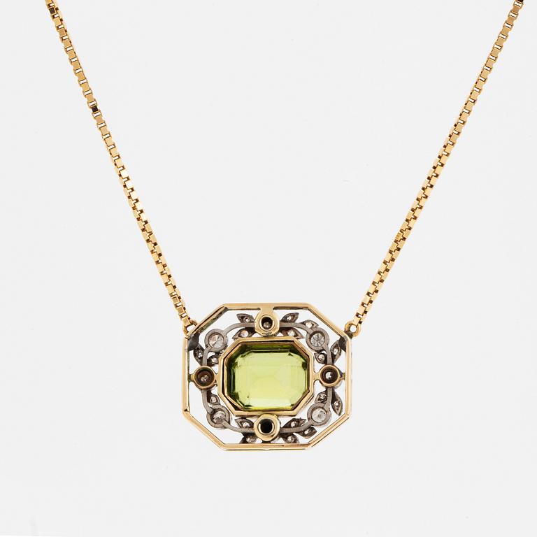 An 18K gold necklace set with a faceted peridot.