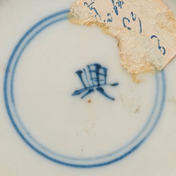 KOPPAR med FAT, fyra stycken, porslin. Qingdynastin Kangxi (1662-1722).