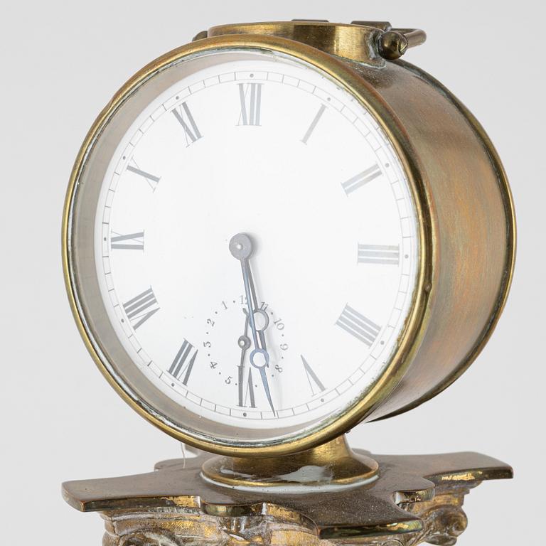 A table clock with a thermometer, around the year 1900.