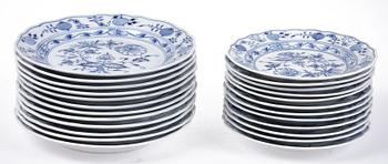 MATSERVIS, 87 delar, porslin, Meissen, lökmönstrad.