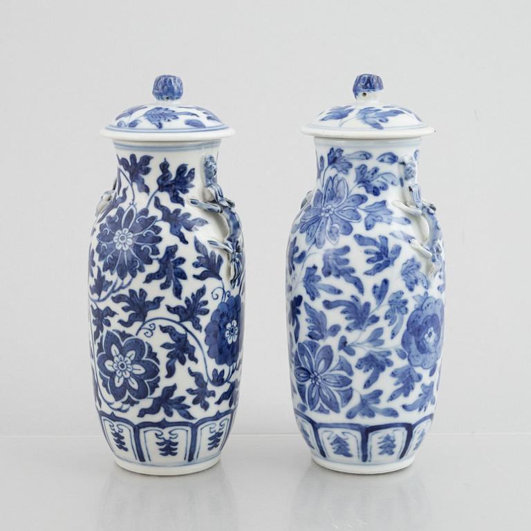 A pair of Chinese blue and white porcelain vases with covers, Qing dynasty, 19th century.