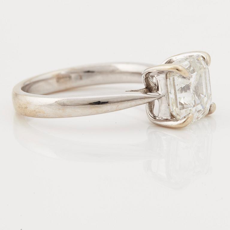 RING, med trappslipad (Assher-cut) diamant, 3.02 ct.