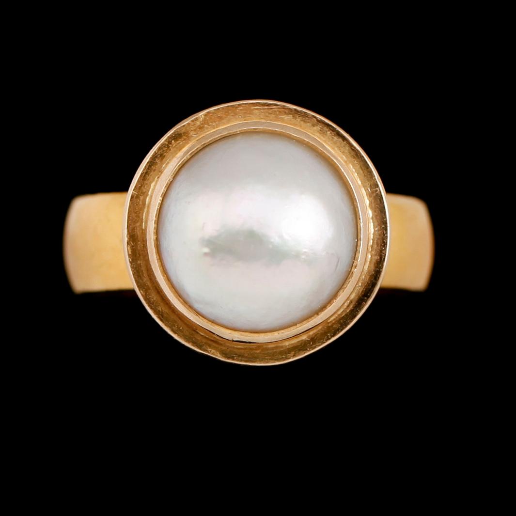 RING, 23 och 18 k guld, mabépärla. Total vikt 8 g.