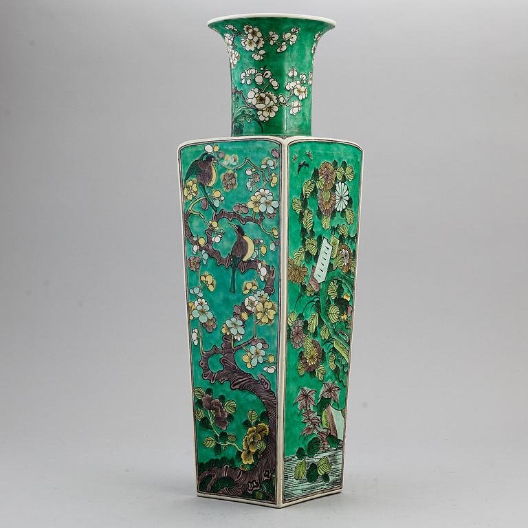 A Chinese famille verte squared vase, 20th century.