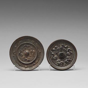 451. SPEGLAR, två stycken, brons. Tangdynastin (618-907).