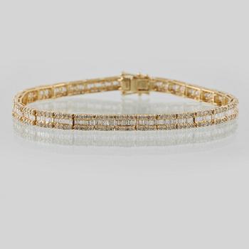ARMBAND, 18K guld med briljant och baguettslipade diamanter 3.32 ct. Vikt 10,9 gram.