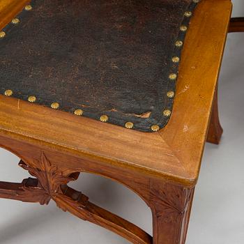 Karl Tirén, An Art Nouveau mahogany dining table with twelve chairs, A.B Naeslunds Möbelfabrik i Umeå, approx. 1901.