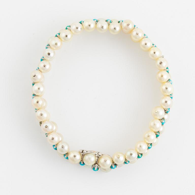 An 18K gold and cultured pearl bracelet.