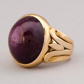 A RING, cabochon cut star ruby, 18K gold. Stockholm Sweden 1981.