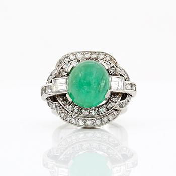 RING med cabochonslipad smaragd samt briljantslipade diamanter.