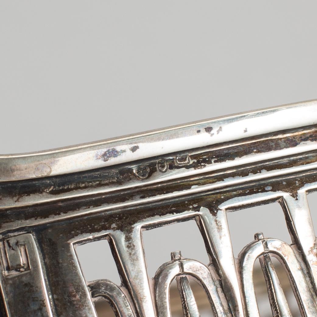 JARDINJÄR, silver, glas, jugend, CG Hallberg, otydlig årtalsstämpel. 1910-tal. Silvervikt ca 640 gram.