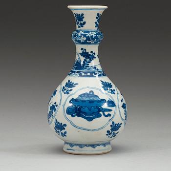 A blue and white vase. Qing dynasty Kangxi (1662-1722).