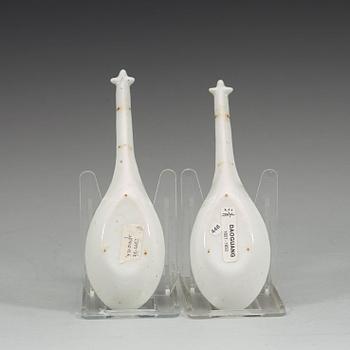 A pair of famille verte spoons, late Qing dynasty.