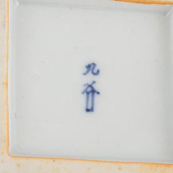 19 porcelain pieces, China and Japan, 19th/20th century.