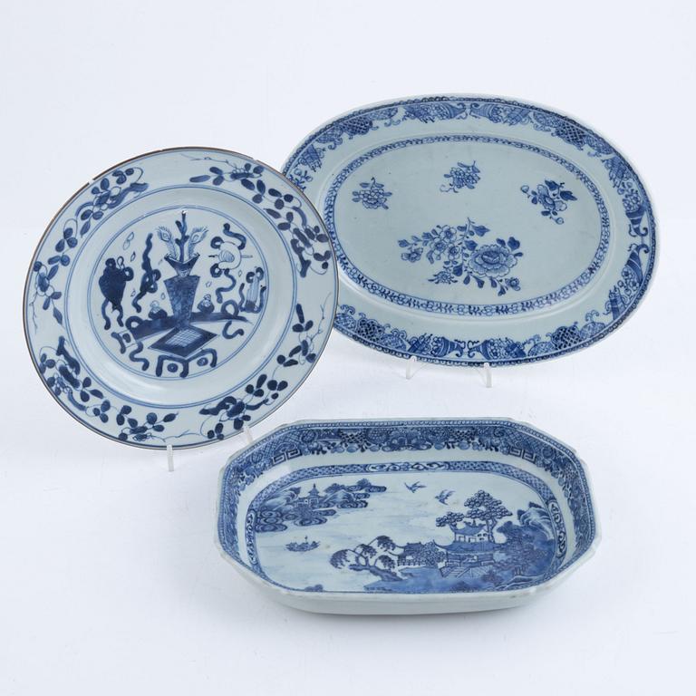 A blue and white serving dish, turren stand and plate, export porcelain, China, 18th century.