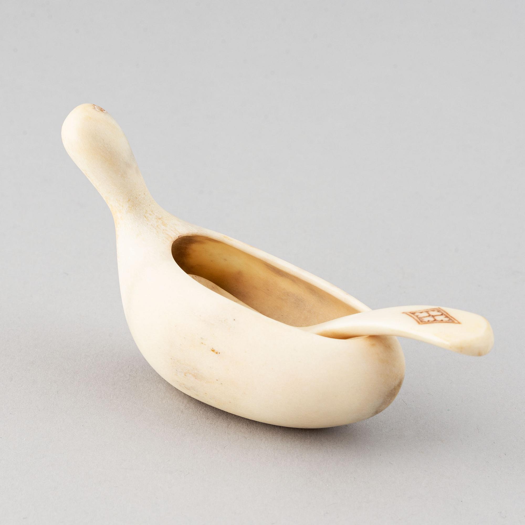 Lars Levi Sunna, saltripa med sked, renhorn, signerad LL Sunna.