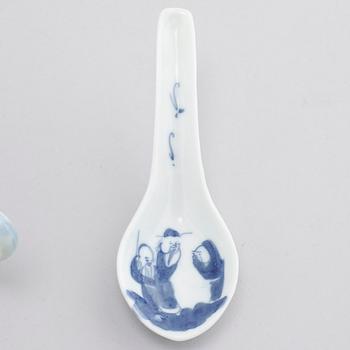 15 pieces of porcelain tableware from Asia, 18th to 20th century.