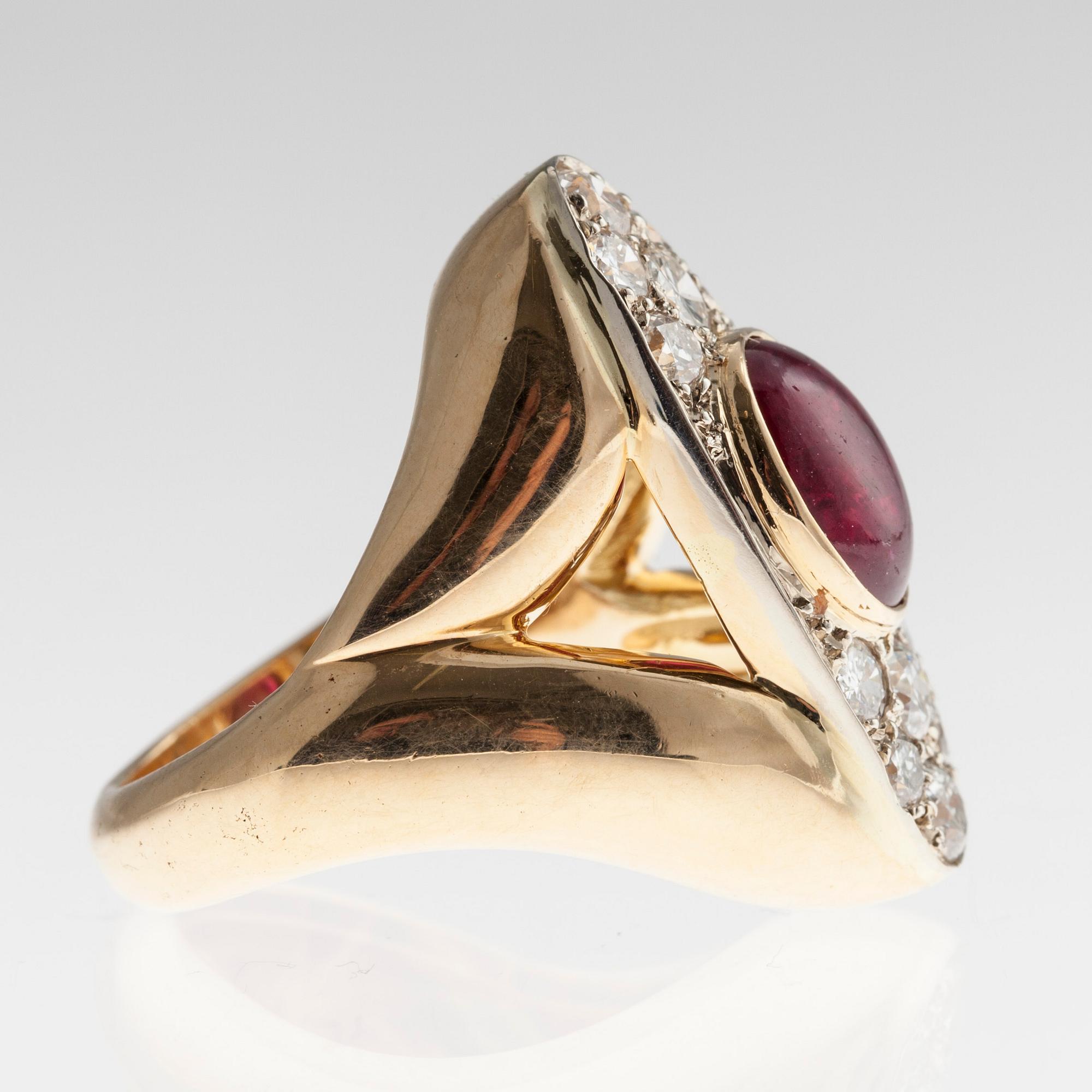 RING, 18K guld, rubin ca 3 ct, antik- och briljantslipade diamanter ca 1,4 ct. 1900 t. senare hälft. Vikt 16,4 g.