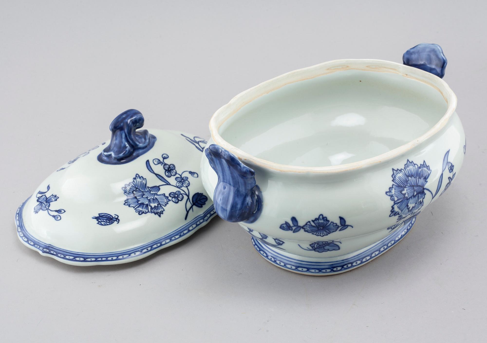 A porcelain terrine "Nejlika" from IKEAS 18th century series from the late 20th century.