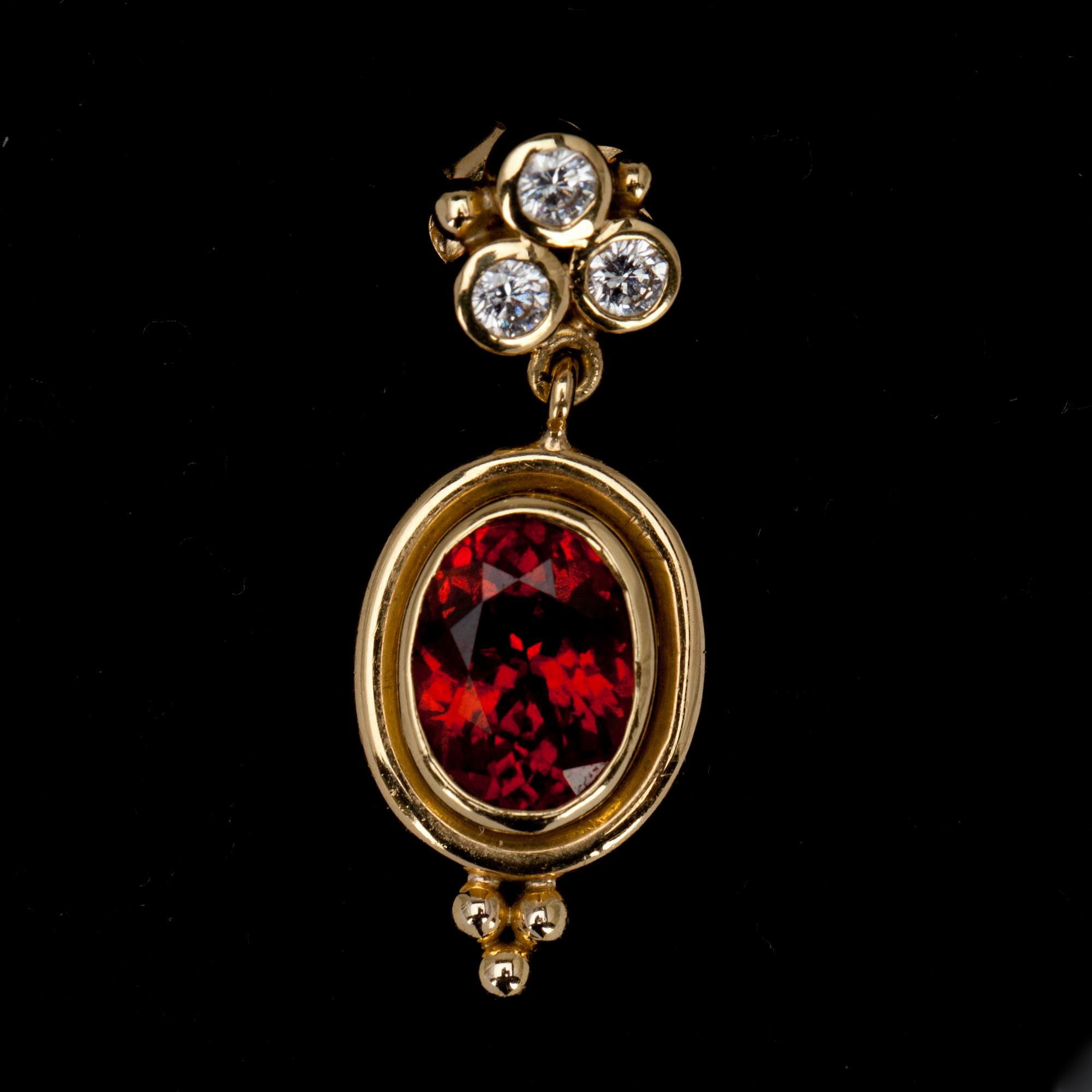 ÖRHÄNGEN, guld 18K, granater 4,4 ct, diamanter ca 0,30 ct, TEMPLE ST. CLAIRE. Vikt 8,0 g.