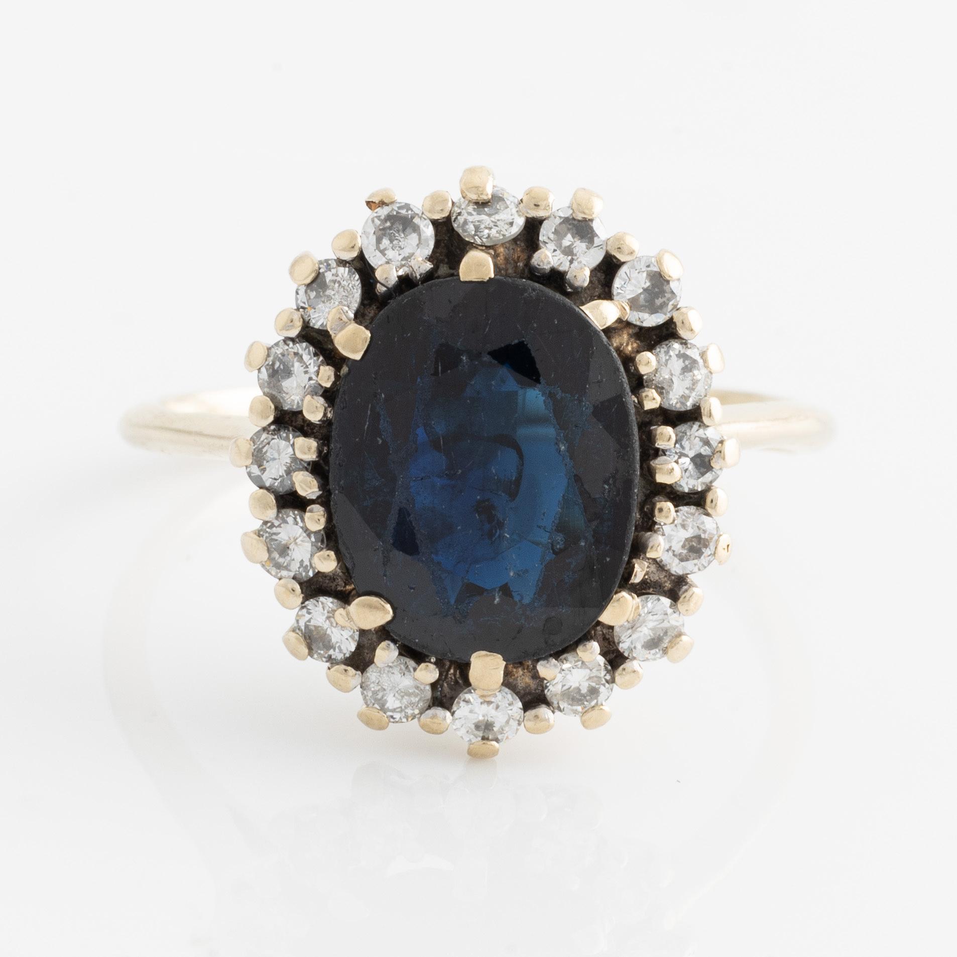 Ring, carmoséring med mörk safir och briljantslipade diamanter.