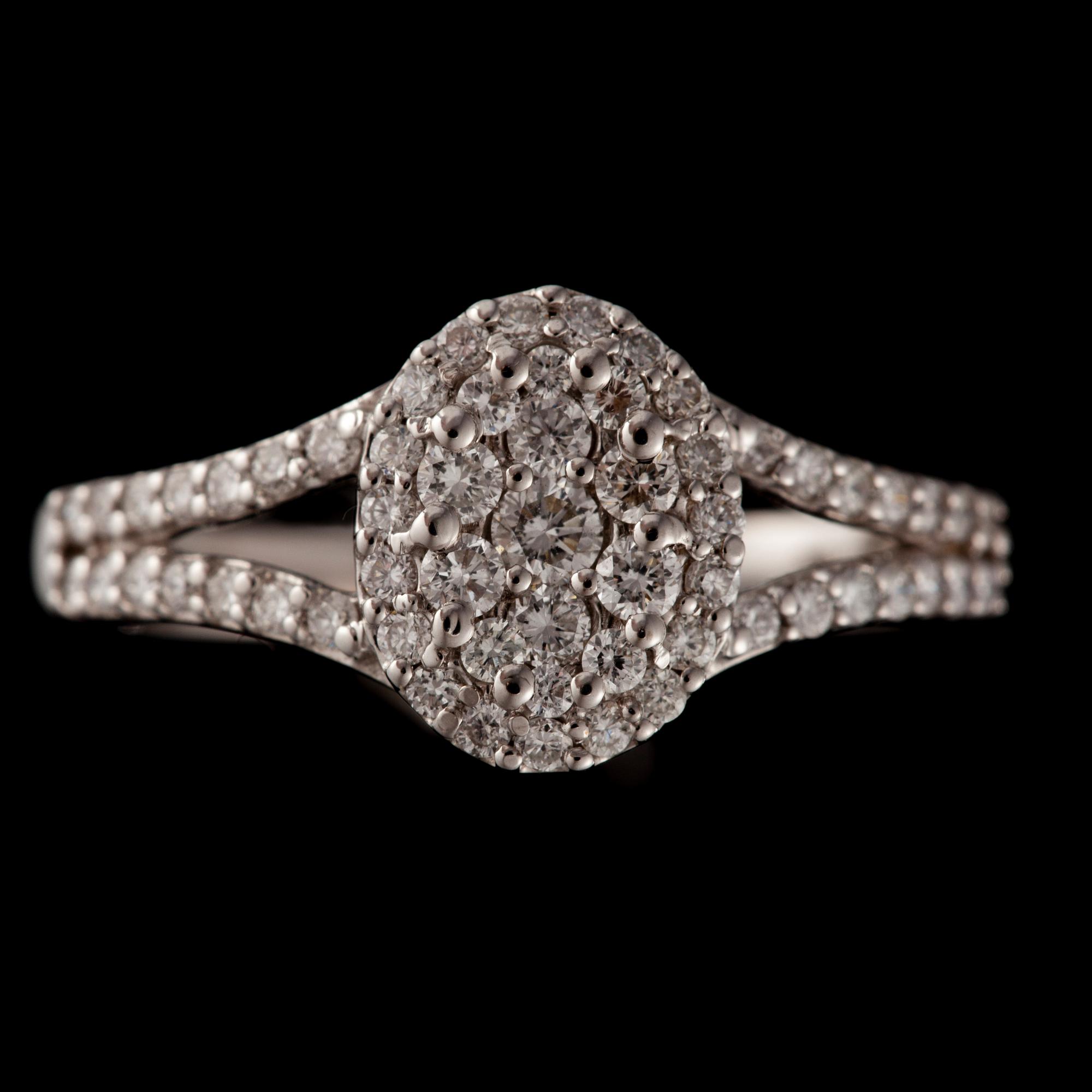 RING, 18K vitguld, briljantslipade diamanter tot. ca 0,58 ct. Finska kontrollstämplar.