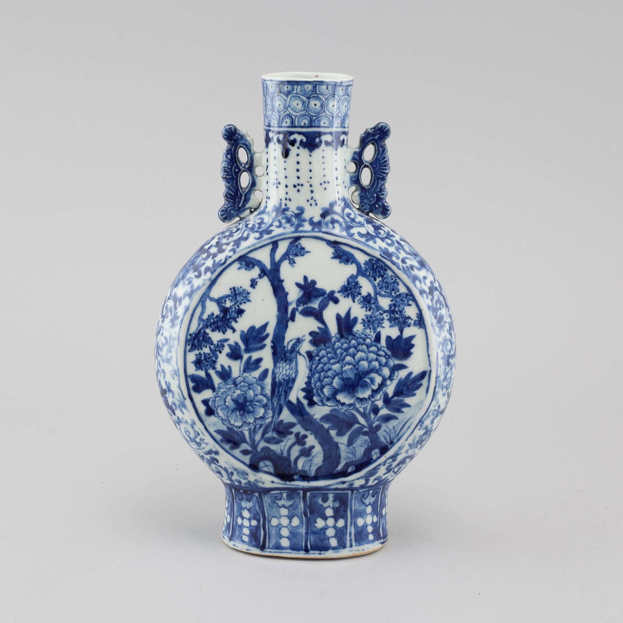 A porcelain moon flask from China, 19th century.