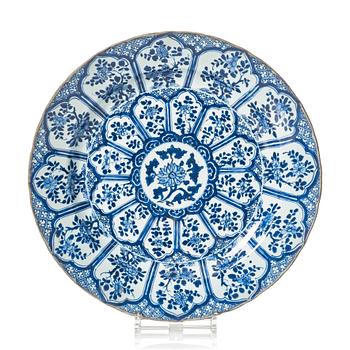 A blue and white dish, Qing dynasty, Kangxi (1662-1722).